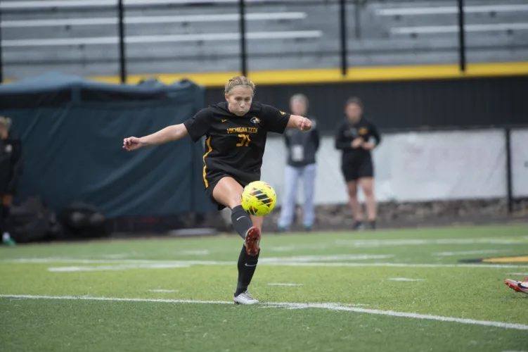 Huskies soccer falls to No. 5 Lakers